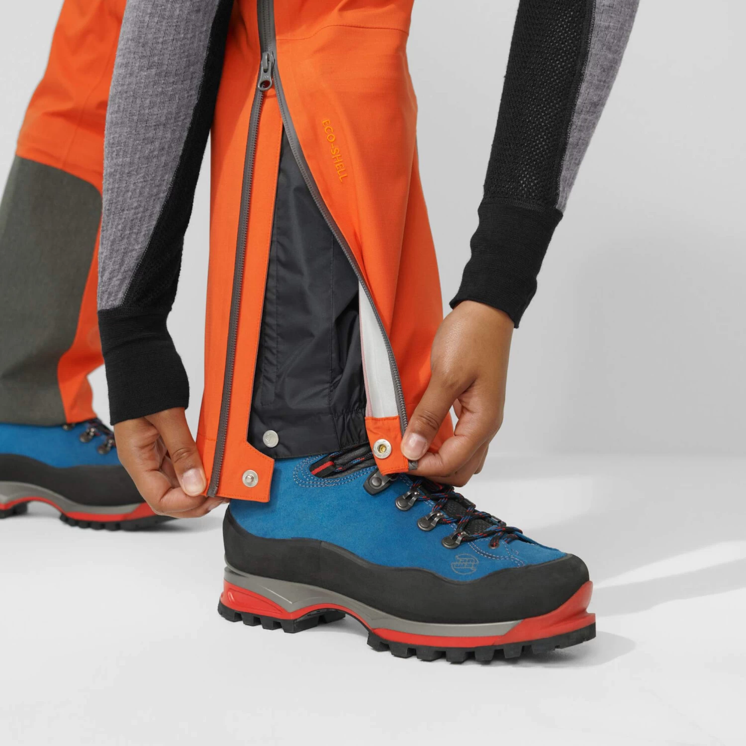 FJÄLLRÄVEN BERGTAGEN ECO-SHELL TROUSERS W Damen - Hardshellhose – Bild 11